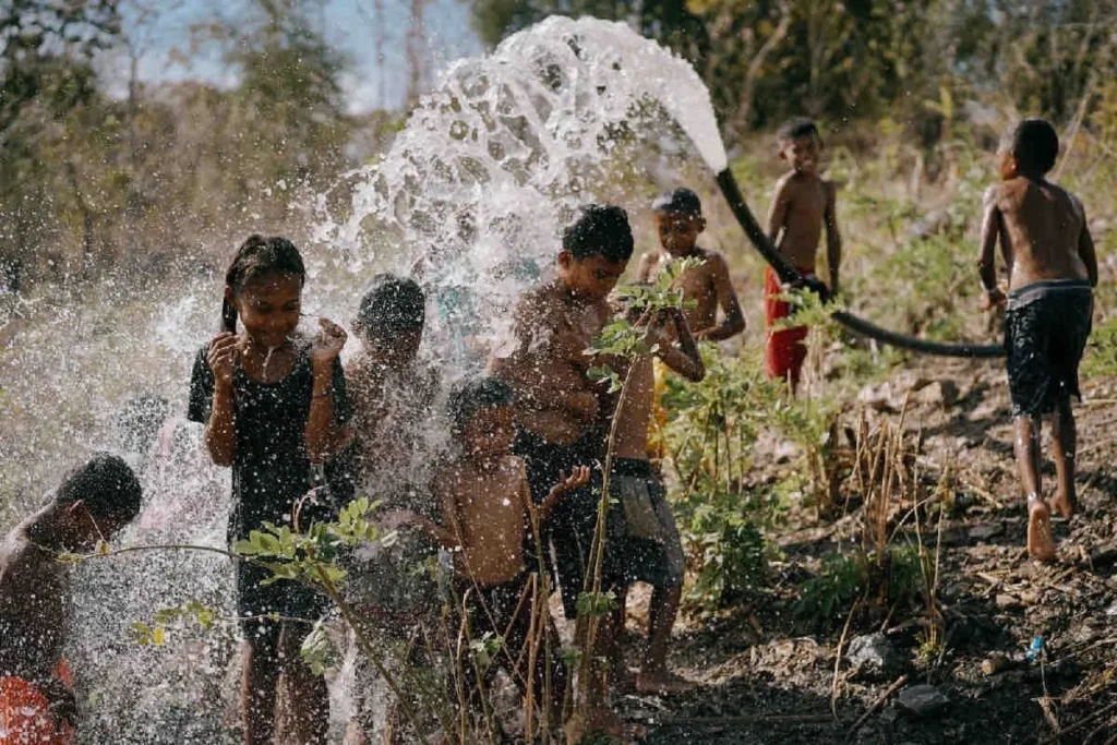 Sejumlah anak di Desa Banuan di Kabupaten Timor Tengah Utara, Nusa Tenggara Timur kegirangan saat menikmati air bersih. ANTARA/HO-Solar Panel.