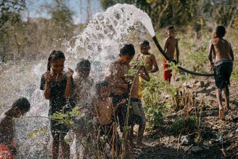 Sejumlah anak di Desa Banuan di Kabupaten Timor Tengah Utara, Nusa Tenggara Timur kegirangan saat menikmati air bersih. ANTARA/HO-Solar Panel.